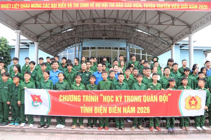 Ban tổ chức chụp ảnh lưu niệm với các bạn tham gia chương trình học kỳ quân đội.