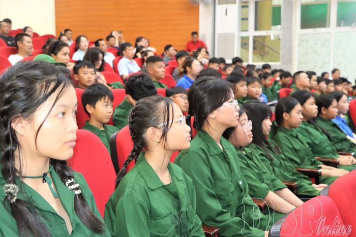 Các em nhỏ tham gia học kỳ quân đội năm 2026.