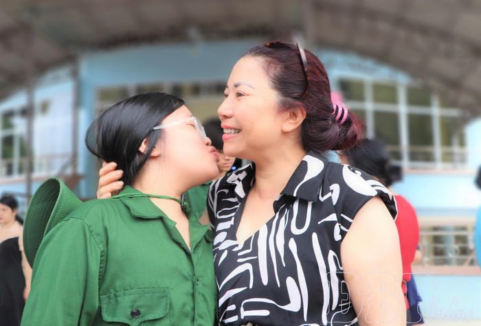 Bạn nhỏ chia tay mẹ để lên lên xe về đơn vị.