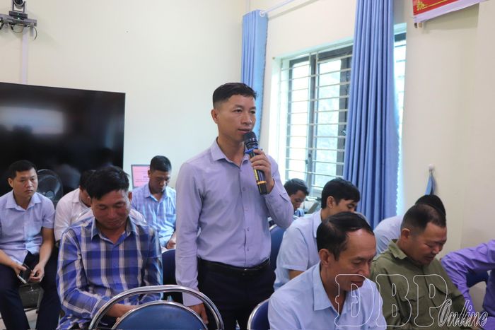 Cử tri xã Mường Nhà tham gia ý kiến tại buổi tiếp xúc cử tri.