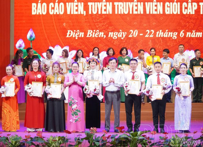 Ban Tổ chức Hội thi trao giải Ba cho các thí sinh.