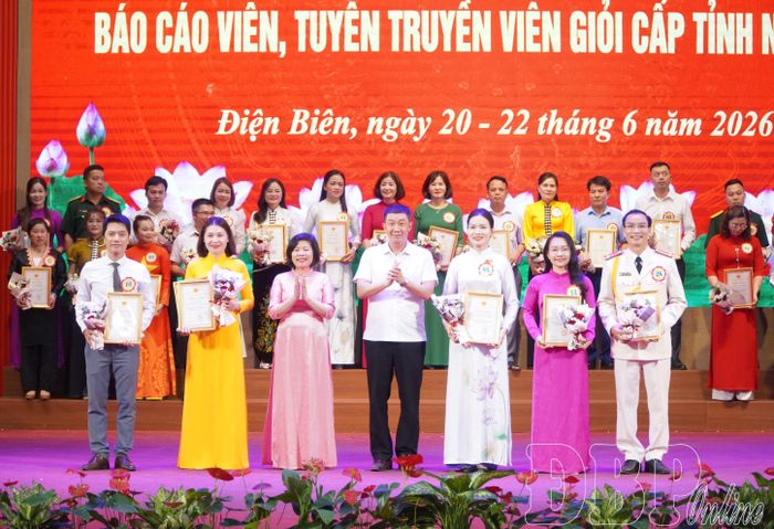 Ban Tổ chức hội thi trao giải Nhì cho các thí sinh.