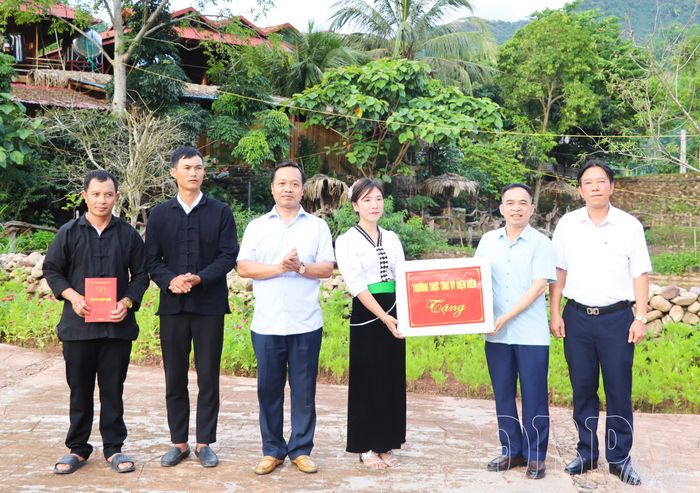 Bí thư Tỉnh ủy Trần Tiến Dũng tặng quà cho cộng đồng bản Nà Sự. 