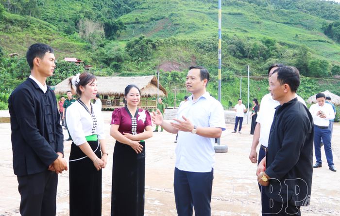 Bí thư Tỉnh ủy Trần Tiến Dũng trao đổi với người dân bản Nà Sự về định hướng phát triển du lịch trong thời gian tới.