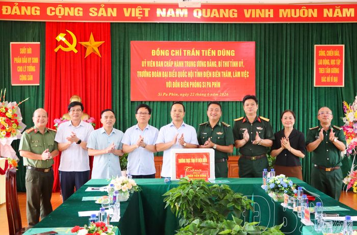 Bí thư Tỉnh ủy Trần Tiến Dũng tặng quà cán bộ, chiến sĩ Đồn Biên phòng Si Pa Phìn.