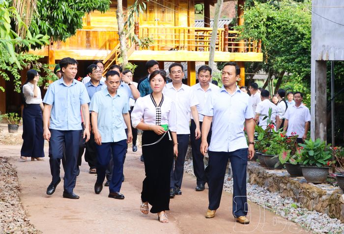 Bí thư Tỉnh ủy Trần Tiến Dũng khảo sát thực tế tại bản du lịch cộng đồng Nà Sự.