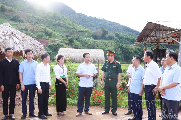 Bí thư Tỉnh ủy Trần Tiến Dũng trao đổi định hướng phát triển du lịch cộng đồng tại bản Nà Sự.
