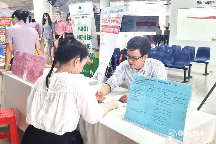 Một doanh nghiệp tham gia tuyển lao động tại Trung tâm Dịch vụ việc làm Đồng Nai.