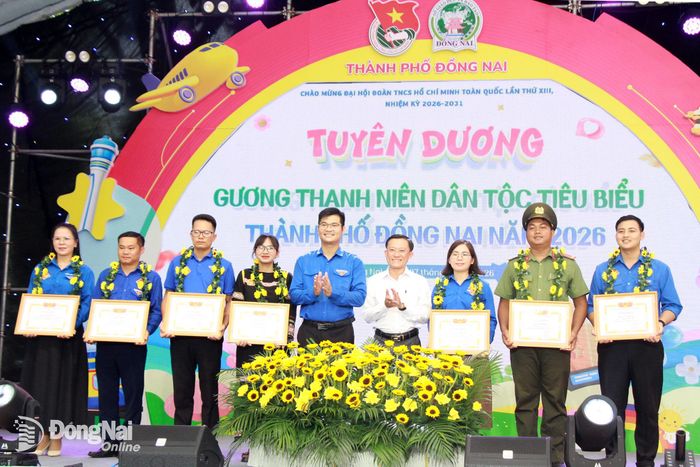 Các cá nhân nhận bằng khen tuyên dương gương thanh niên dân tộc tiêu biểu thành phố Đồng Nai năm 2026.
