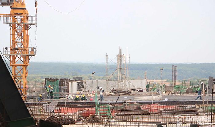 Gói thầu 4.8 thi công xây dựng, lắp đặt thiết bị, lập thiết kế bản vẽ thi công công trình giao thông nội cảng và hạ tầng kỹ thuật cảng hàng không thi công hoàn thành gần 62% giá trị hợp đồng. Ảnh: Phạm Tùng