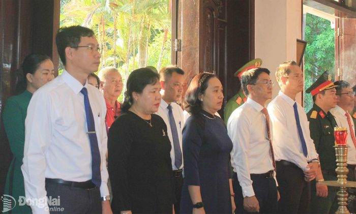 Lãnh đạo Đảng ủy, HĐND, UBND, Ủy ban MTTQ xã Phước An viếng liệt sĩ tại Đền thờ liệt sĩ Nhơn Trạch trước khi tiến hành lấy mẫu. Ảnh: Đoàn Mai