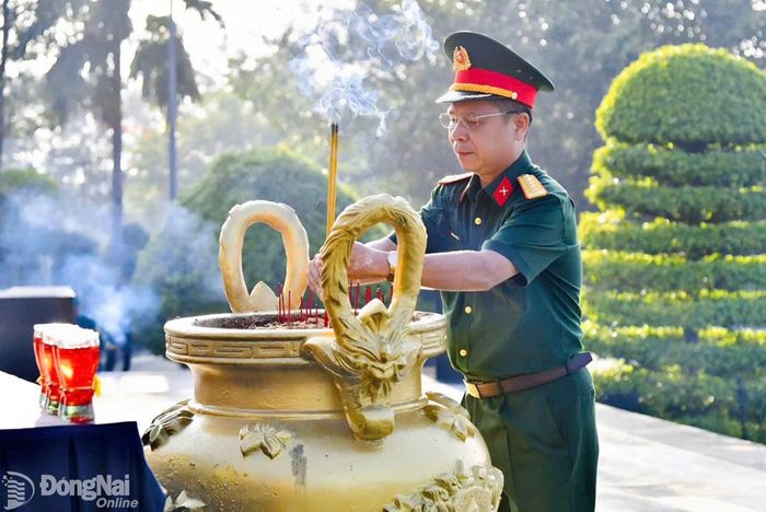 Đại tá Nguyễn Thanh Phong, Thành ủy viên, Chính ủy Bộ Chỉ huy Quân sự thành phố, Phó Trưởng ban Thường trực Ban Chỉ đạo 515 thành phố Đồng Nai dâng hương viếng anh linh liệt sĩ. Ảnh: Minh Tiến