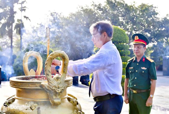 Bí thư Đảng ủy, Chủ tịch HĐND xã Đồng Tâm Đinh Văn Kỹ dâng hương tưởng nhớ liệt sĩ. Ảnh: Minh Tiến