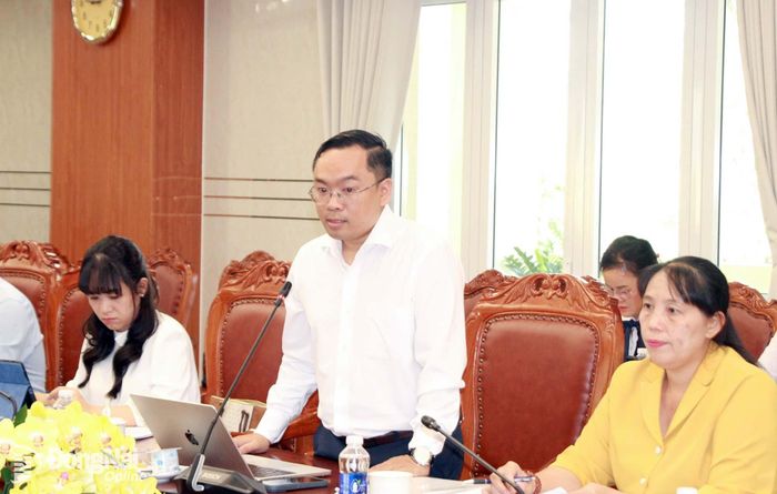 Thành ủy viên, Phó Chủ tịch Ủy ban MTTQ Việt Nam thành phố, Bí thư Thành đoàn Nguyễn Minh Kiên báo cáo quá trình xây dựng dự thảo đề án. Ảnh: Nga Sơn