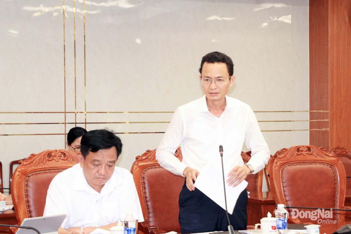 Phó Bí thư chuyên trách Đảng ủy UBND thành phố Nguyễn Văn Nguyên đóng góp cho dự thảo đề án tại cuộc họp. Ảnh: Nga Sơn