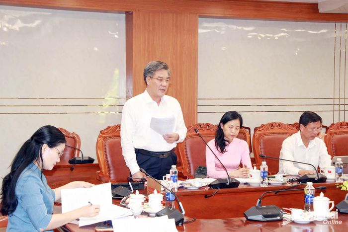 Đồng chí Dương Minh Dũng, Ủy viên Ban Thường vụ Thành ủy, Trưởng ban Tuyên giáo và Dân vận Thành ủy trao đổi tại cuộc họp. Ảnh: Nga Sơn
