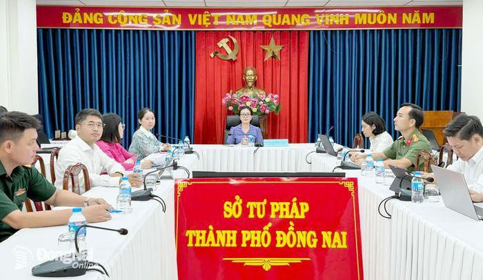 Thành ủy viên, Giám đốc Sở Tư pháp Phạm Thị Bích Thủy chủ trì hội thảo tại điểm cầu thành phố Đồng Nai. Ảnh: CTV