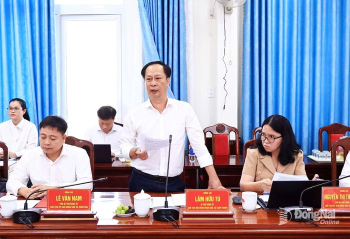 Bí thư Đảng ủy, Chủ tịch HĐND xã Xuân Thành Lâm Hữu Tú báo cáo tại buổi làm việc. Ảnh: Công Nghĩa 