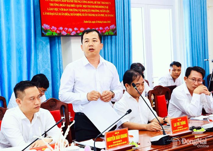 Bí thư Đảng ủy, Chủ tịch HĐND xã Xuân Phú Lại Thế Thông báo cáo tại buổi làm việc. Ảnh: Công Nghĩa 
