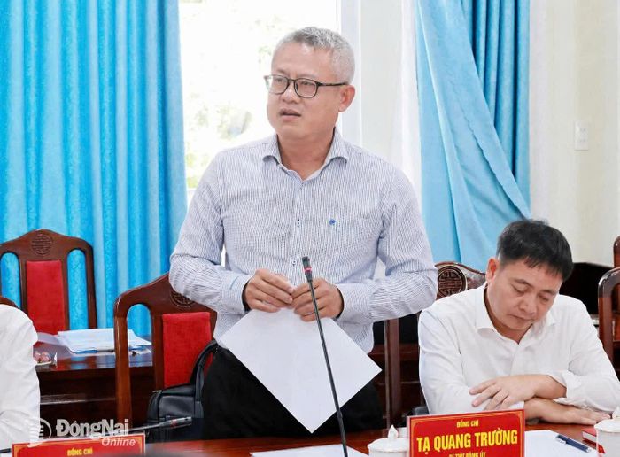 Bí thư Đảng ủy, Chủ tịch HĐND xã Xuân Hòa Tạ Quang Trường báo cáo tại buổi làm việc. Ảnh: Công Nghĩa