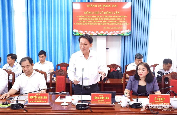 Bí thư Đảng ủy, Chủ tịch UBND xã Xuân Định Tống Trần Hòa báo cáo tại buổi làm việc. Ảnh: Công Nghĩa 