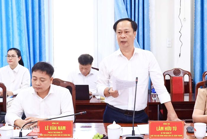 Bí thư Đảng ủy, Chủ tịch HĐND xã Xuân Thành Lâm Hữu Tú báo cáo tại buổi làm việc. Ảnh: Công Nghĩa 