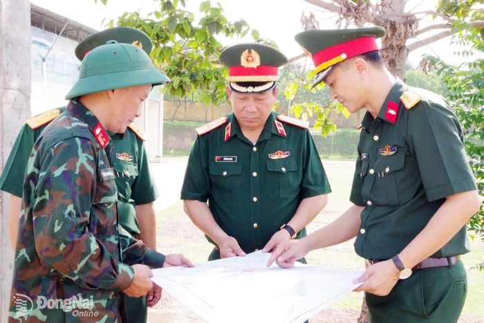Thiếu tướng Đỗ Đình Thanh, Phó Bí thư Đảng ủy, Tư lệnh Binh chủng Tăng thiết giáp trực tiếp kiểm tra trên mô hình và bản đồ. Ảnh: ĐVCC
