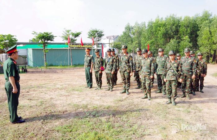 Thủ trưởng và các cơ quan binh chủng kiểm tra thực hành báo động sẵn sàng chiến đấu tại đơn vị. Ảnh: ĐVCC