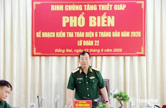 Thiếu tướng Đỗ Đình Thanh, Phó Bí thư Đảng ủy, Tư lệnh Binh chủng Tăng thiết giáp quán triệt nhiệm vụ kiểm tra. Ảnh: ĐVCC
