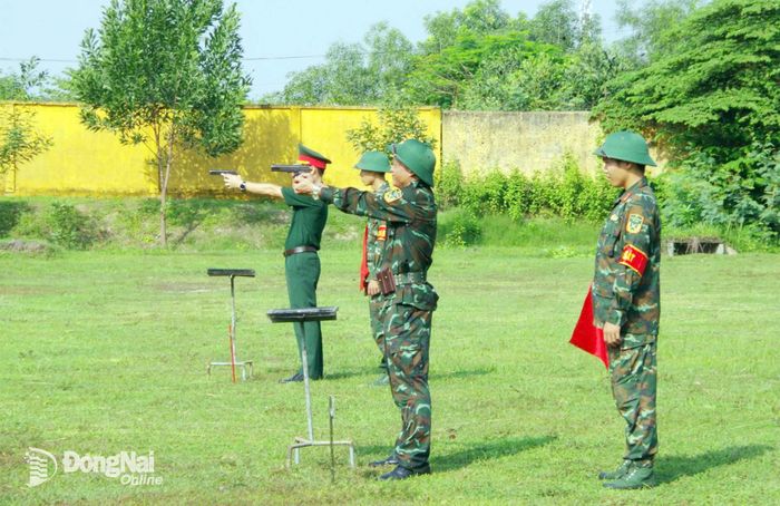 Đoàn kiểm tra đội hình bắn súng. Ảnh: ĐVCC