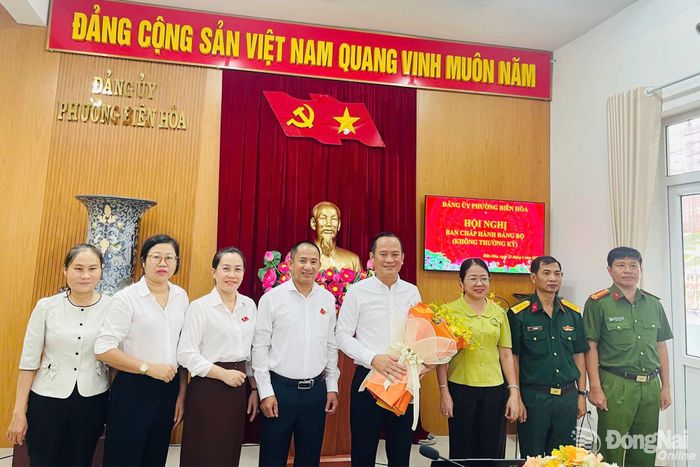 Tập thể lãnh đạo các đơn vị phường Biên Hòa chúc mừng đồng chí Nguyễn Minh Bình. Ảnh: Phương Hằng