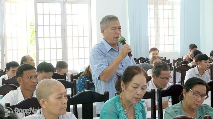 Người dân phát biểu ý kiến về việc đặt tên khu phố mới. Ảnh: Hoài Thi