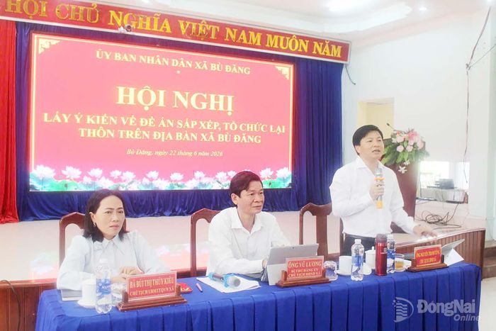 Lãnh đạo xã Bù Đăng chủ trì lấy ý kiến về đề án sắp xếp, tổ chức lại thôn trên địa bàn xã. Ảnh: Mỹ Hiệp