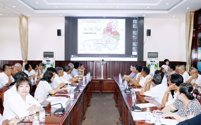 UBND phường Bình Phước triển khai việc lấy ý kiến nhân dân về sắp xếp, tổ chức lại các khu phố cho Ban điều hành các khu phố trên địa bàn. Ảnh: Nhã Trâm