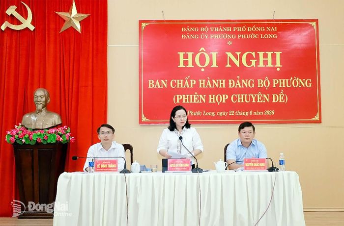 Thành ủy viên, Bí thư Đảng ủy phường Phước Long Nguyễn Thị Hương Giang phát biểu tại hội nghị. Ảnh: Ngọc Nhật