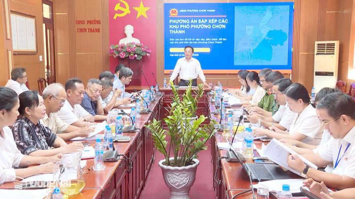 Phó Bí thư Đảng ủy, Chủ tịch UBND phường Nguyễn Anh Tài phát biểu tại hội nghị. Ảnh: Đỗ Trình
