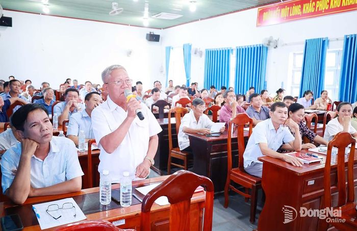 Đại diện ban điều hành các ấp nhất trí với đề án sắp xếp, tổ chức lại các ấp được UBND xã đưa ra. Ảnh: Bùi Dũng