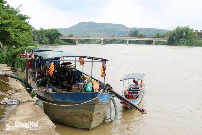 Phương tiện neo đậu tại một bến thủy nội địa ở xã Tà Lài. Ảnh: Vương Thế
