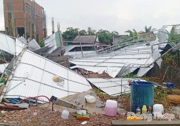 Hiện trường nhà ông Nguyễn Chí Thanh bị sập, tốc mái hoàn toàn do mưa dông vào chiều 20-6.