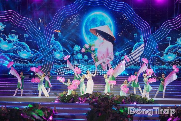 Chương trình nghệ thuật đặc sắc tại lễ bế mạc với nhiều tiết mục ca múa nhạc ca ngợi quê hương, đất nước và vẻ đẹp Đất Sen Hồng.