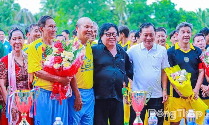 Ban tổ chức trao hoa cho các đội bóng.