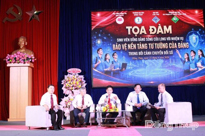 Các diễn giả Tọa đàm chủ đề “Sinh viên Đồng bằng sông Cửu Long với nhiệm vụ bảo vệ nền tảng tư tưởng của Đảng trong bối cảnh chuyển đổi số”.