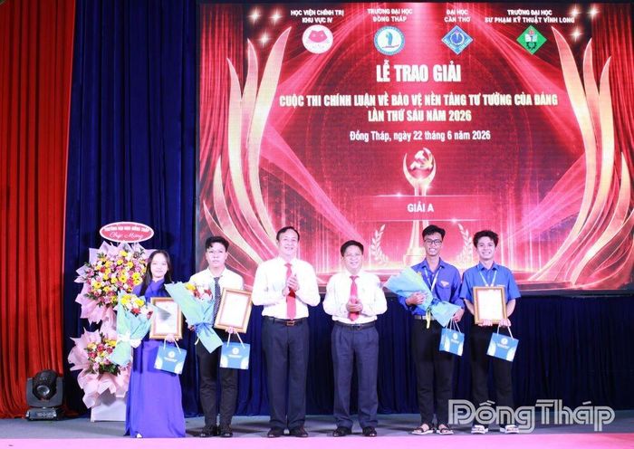TS. Nguyễn Văn Sỹ, Phó Giám đốc Học viện Chính trị Khu vực IV (thứ 3 từ trái sang) và TS. Cao Dao Thép, Phó Hiệu trưởng Trường Đại học Đồng Tháp trao giải A cho các tác giả, nhóm tác giả thuộc khối sinh viên ở tất cả các thể loại.
