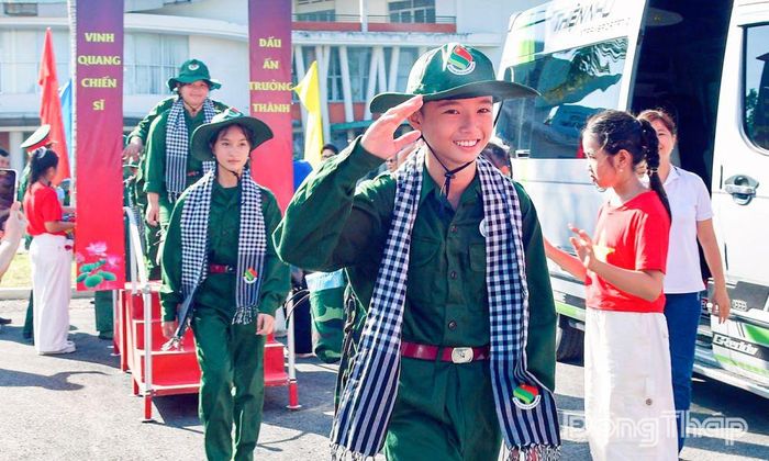 Các ''Chiến sĩ nhí'' qua cầu vinh quang, hăng hái tham gia Chương trình ''Học kỳ Quân đội''.