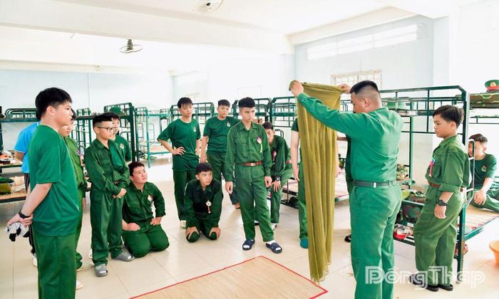 Học viên xem hướng dẫn gấp xếp nội vụ.