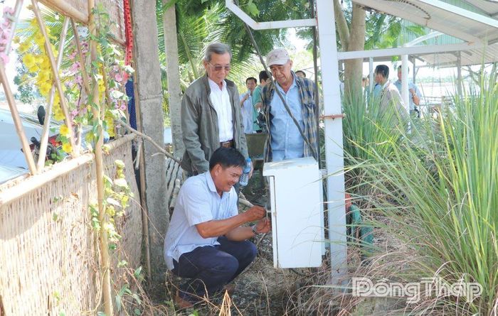 Đại biểu tham quan Hệ thống giám sát côn trùng thông minh của Hợp tác xã Dịch vụ nông nghiệp Thắng Lợi.