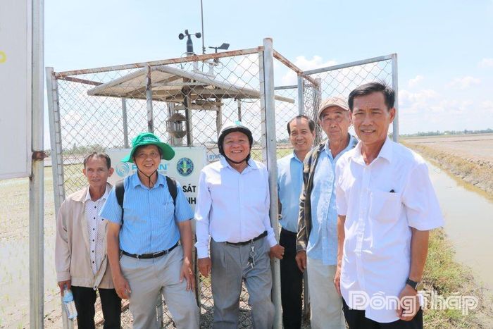 Đại biểu tham quan Trạm quan trắc mực nước của Hợp tác xã Dịch vụ nông nghiệp Thắng Lợi.