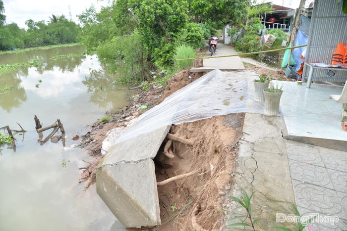 Sạt lở ăn sâu vào trước cửa nhà dân.