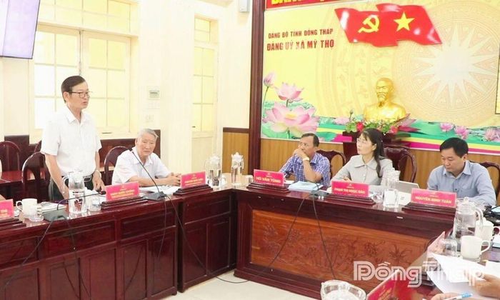 Đồng chí Đoàn Quốc Cường, nguyên Phó Bí thư Thường trực Tỉnh ủy, nguyên Bí thư Huyện ủy Cao Lãnh (cũ) góp ý kiến cho hồ sơ.