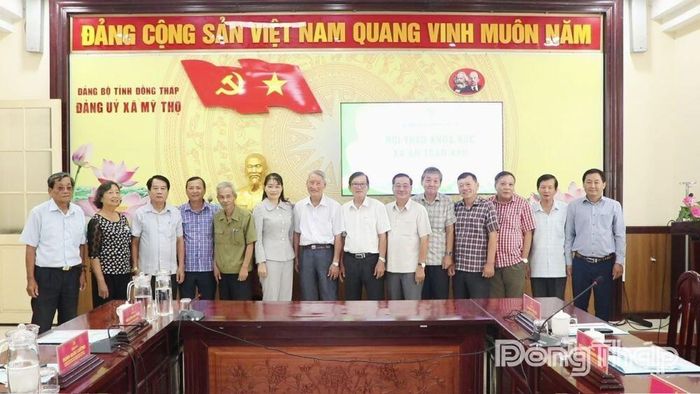 Đại biểu dự hội thảo chụp ảnh lưu niệm.
